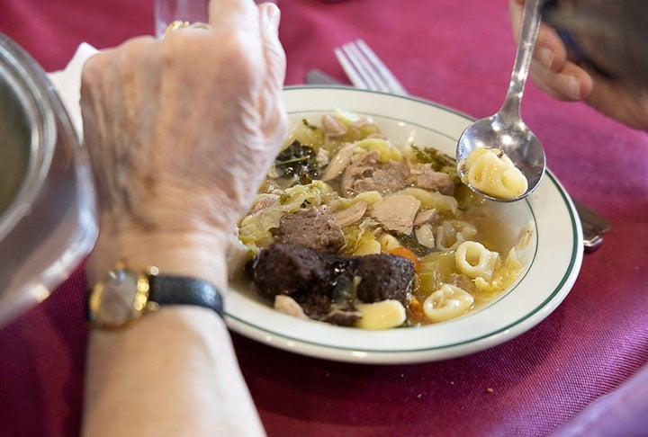 Na parte gastronômica, os principais ingredientes nas comidas tradicionais são cogumelos, carnes na brasa e alimentos embutidos. Os pratos mais notáveis são: escudella – um guisado de frango, carne vitela, focinho de porco e legumes (foto) Reprodução: Flipar