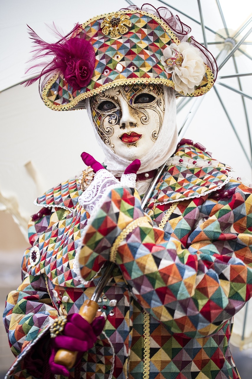 Uma das máscaras  mais populares de Veneza faz referência à Arlecchino, visto como um palhaço por seu jeito dançante de caminhar.  Reprodução: Flipar