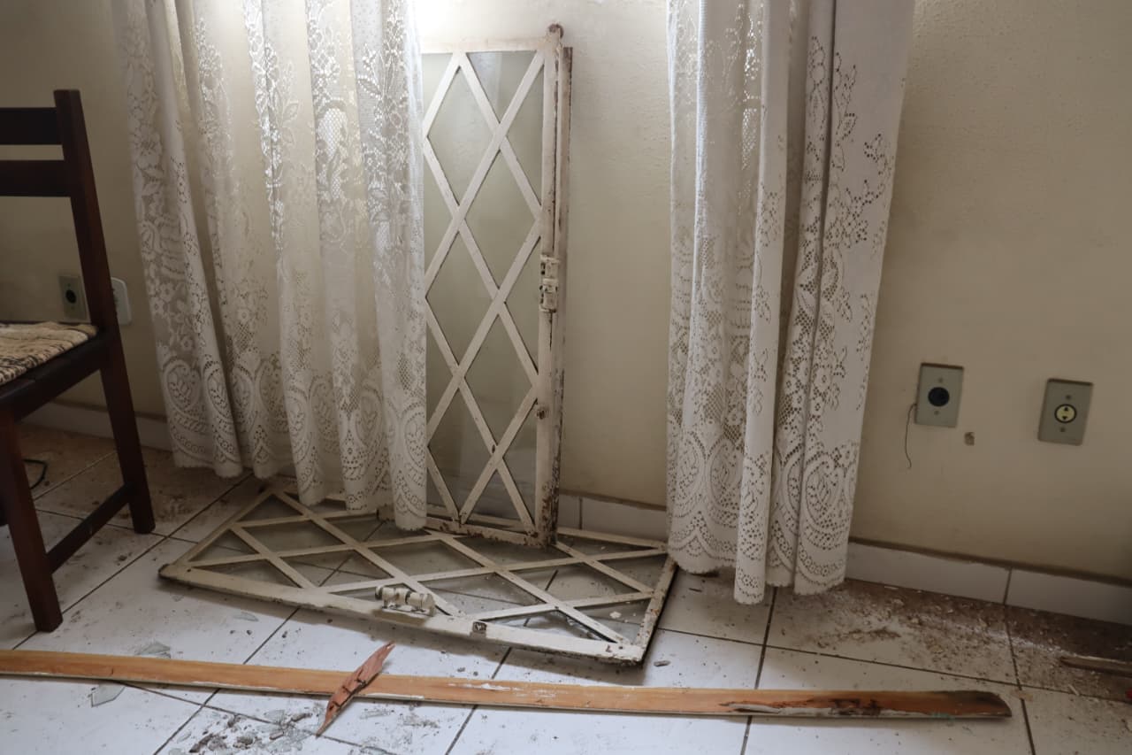 Janelas de ferro da casa da moradora Claudia Rovina foi arrancada pela explosão. Foto: Foto: Bruno Barros