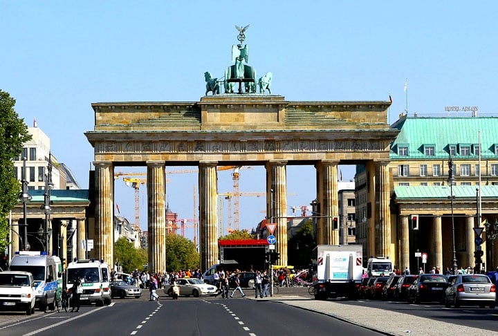 PORTÃO DE BRANDENBURGO – BERLIM,  ALEMANHA - Um dos marcos mais famosos do país, construído em 1791 O pórtico possui estilo neoclássico, inspirado na arquitetura grega antiga. Sua função inicial era demarcar a entrada da cidade de Berlim.
 Reprodução: Flipar