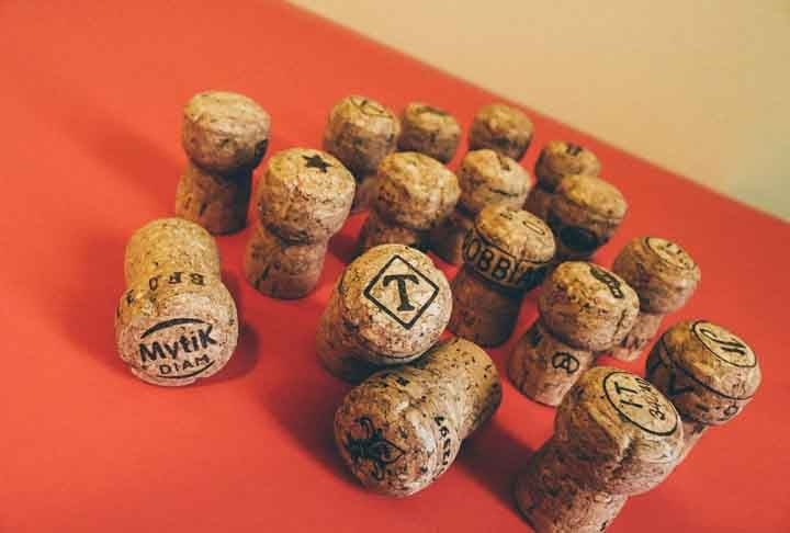 A primeira descoberta foi com relação às marcas das bebidas. Por meio das rolhas, os especialistas notaram que se tratavam dos champanhes maison Juglar e Veuve Clicquot. Reprodução: Flipar