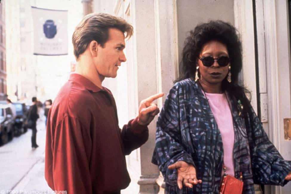 Whoopi ganhou Oscar de Melhor Atriz Coadjuvante pelo papel de Oda Mae Brown e declarou que devia a premiação a Patrick Swayze. É que ela foi escalada para o filme a pedido do ator. 