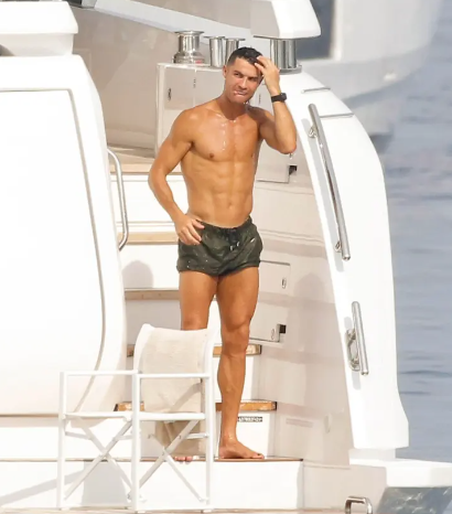 Cristiano Ronaldo curtindo uma viagem romântica em um iate BackGrid