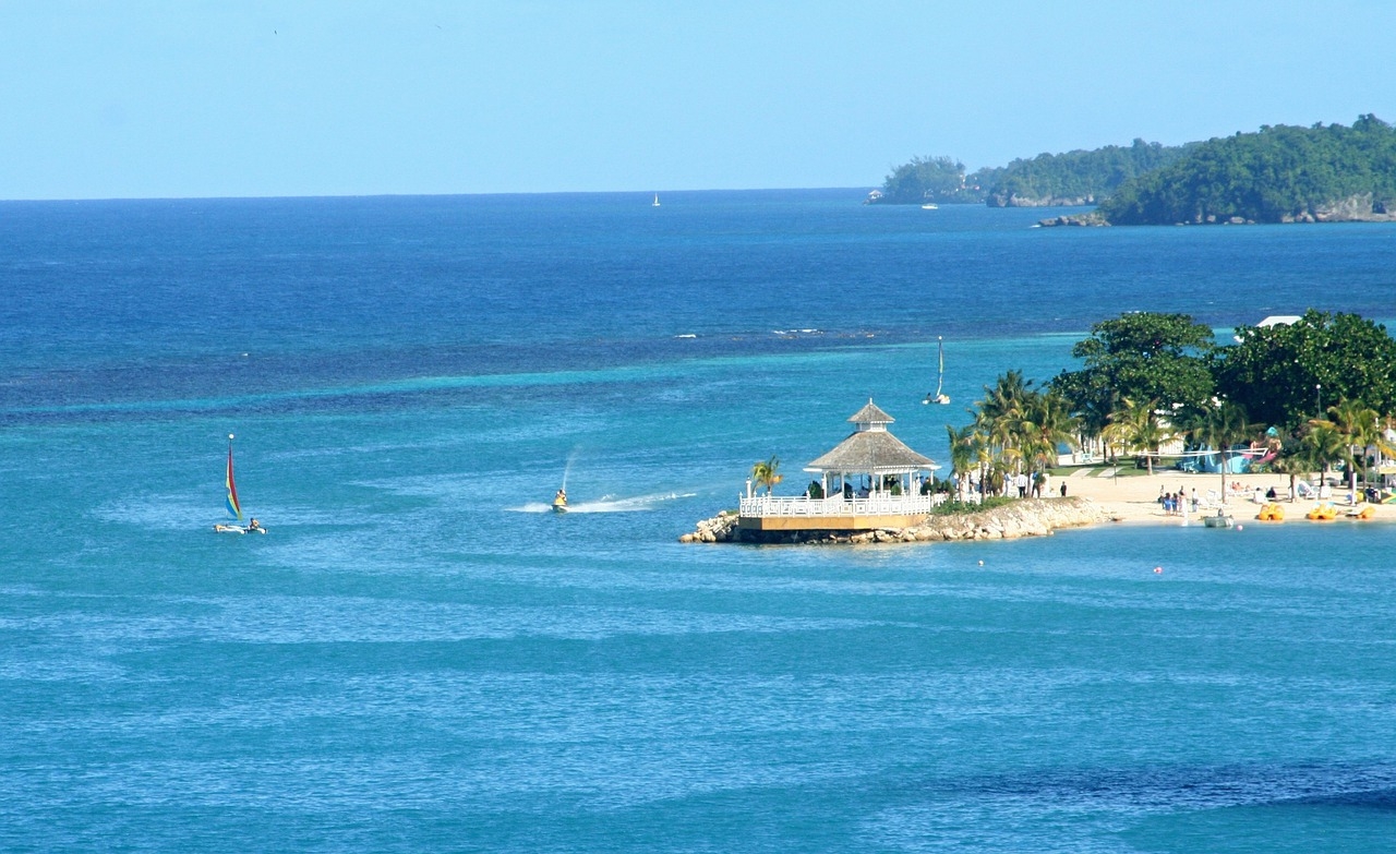 Jamaica - Com suas praias e cultura vibrante, é um lugar perfeito para quem quer relaxar e se divertir. É possível viajar de forma econômica, com várias opções de hospedagem e alimentação a preços acessíveis. Reprodução: Flipar