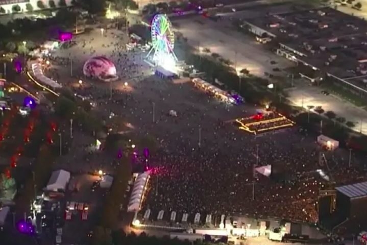 No entanto, esse estilo de performance também trouxe controvérsias. O show organizado por ele em Houston durante o festival Astroworld, em novembro de 2021, ficou marcado por uma tragédia. Reprodução: Flipar