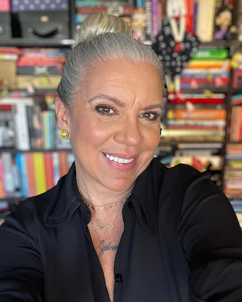 No Brasil, a apresentadora Astrid Fontenelle também falou com coragem sobre o lúpus. Diagnosticada em 2012, ela revelou que toma mais de 45 comprimidos por dia para controlar os sintomas. Reprodução: Flipar