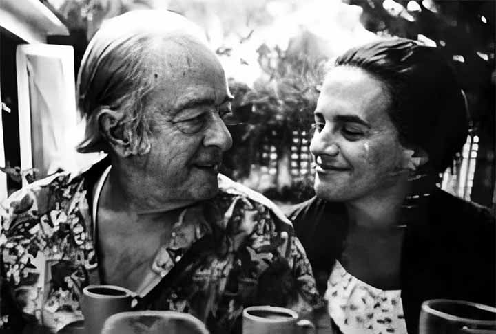 Vinicius de Moraes teve vida amorosa agitada, com nove casamentos. A primeira união foi com Tati de Moraes, que durou 11 anos e resultou em dois filhos - Suzana e Pedro -, e a última com Gilda Mattoso (foto). 
 Reprodução: Flipar