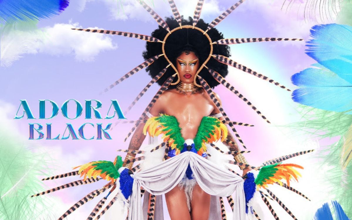 Adora Black rapidamente causou um grande impacto na cena drag brasileira, apesar de seu tempo relativamente curto como drag queen. Conhecida por suas performances cativantes e seu inegável ‘sex appeal’, o nome de Adora carrega um significado importante. Ela escolheu ‘Adora’ para garantir que sempre fosse a primeira nas listas, enquanto ‘Black’ celebra com orgulho sua identidade negra. Juntas, as palavras formam inclusive um trocadilho inteligente que traduzido para português diz: ‘adora preto’.

Adora não é apenas uma performer, mas também uma artista, já que cria e confecciona cada um de seus looks, onde cada ponto de costura, miçanga e lantejoula colocada reflete seu trabalho manual. Suas criações são tão ousadas e sedutoras quanto sua persona drag. Preparada para qualquer desafio que exija habilidades manuais, como exemplo costura ou desenho, Adora quer se destacar nas provas com o uso de materiais não convencionais, sendo a criatividade uma de suas maiores forças.

Em dois anos como drag, Adora conquistou a cena nacional recebendo títulos como Drag Revelação 2024 do Prêmio Jorge Lafond de Arte e Cultura, além de ser, no mesmo ano, destaque do mês de janeiro do Calendrag. Suas aparições no projeto Dragazine consolidaram ainda mais esse status de queen em ascensão. Hoje, Adora está presente entre as comunidades drag de Brasília e São Paulo, onde encanta o público com suas performances. Em 2024, realizou um desfile no Sense Moda Criativa, de uma coleção autoral intitulada All Black.. Foto: Divulgação