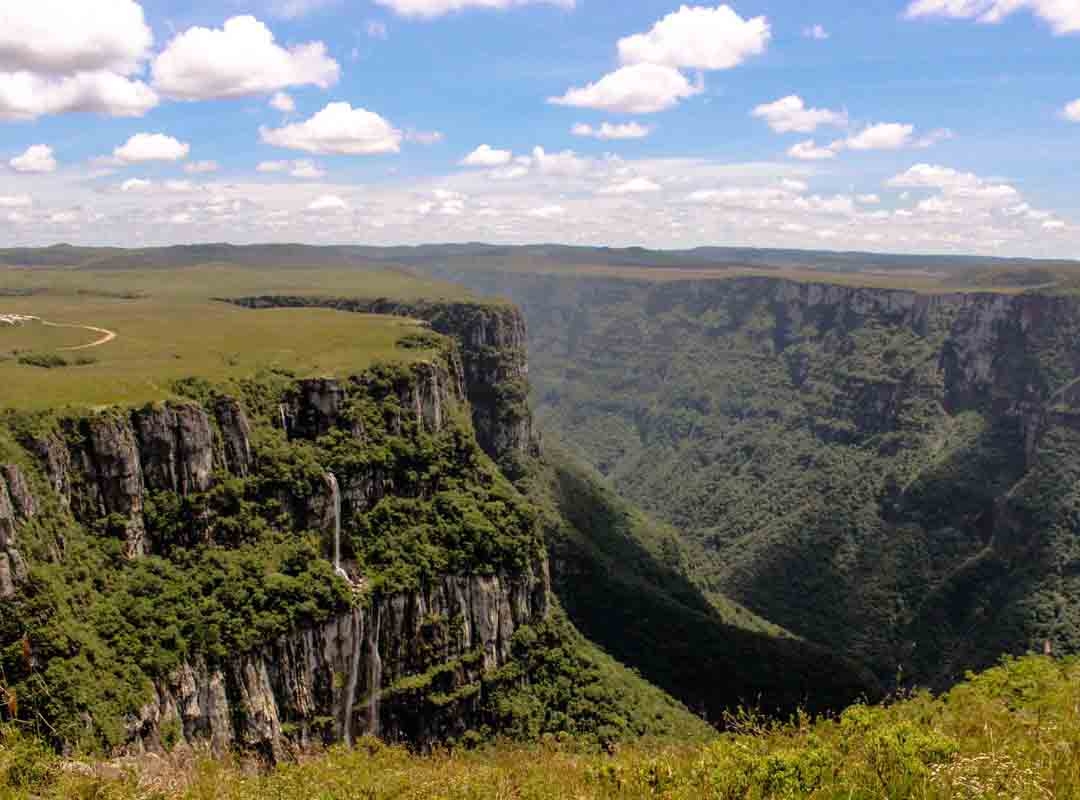 Parque Nacional da Serra Geral, Rio Grande do Sul: Criado em 1992, o parque abrange uma área de aproximadamente 17 mil hectares e faz parte do bioma da Mata Atlântica. O parque é conhecido por abrigar cânions impressionantes, com paredões de até 700 metros de altura! Reprodução: Flipar