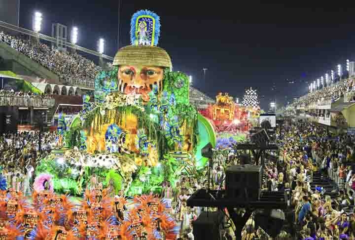O morro da Mangueira, no Rio de Janeiro, recebeu esse nome devido à grande quantidade de árvores deste fruto que existiam na região. Por lá, um grupo de sambistas criou a Estação Primeira de Mangueira, uma das mais tradicionais escolas de samba do Rio, em 1928. Reprodução: Flipar