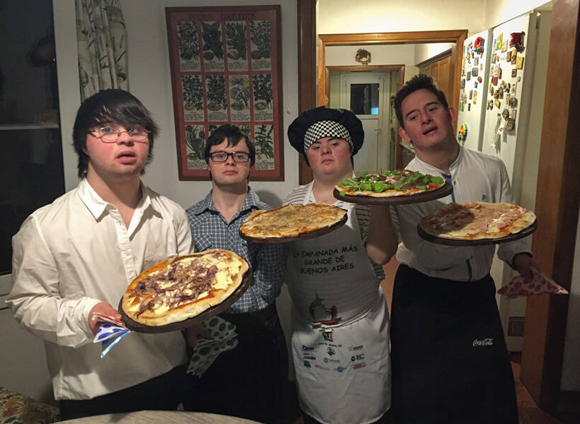 Jovens com síndrome de Down abrem a própria empresa, Los Perejiles, especializada em fazer pizza para eventos. Foto: Reprodução Instagram