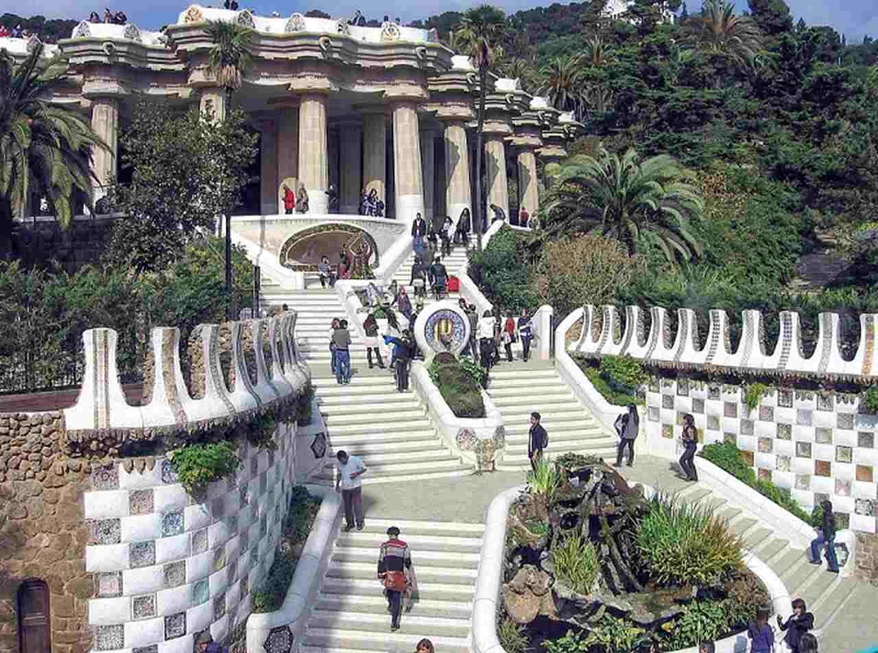 Parque Güell - Inaugurado em 1926, o Parque Güell é outro exemplo notável do trabalho de Gaudí. Originalmente concebido como uma urbanização residencial, o parque é famoso por suas coloridas mosaicos, formas orgânicas e vistas panorâmicas da cidade. Reprodução: Flipar