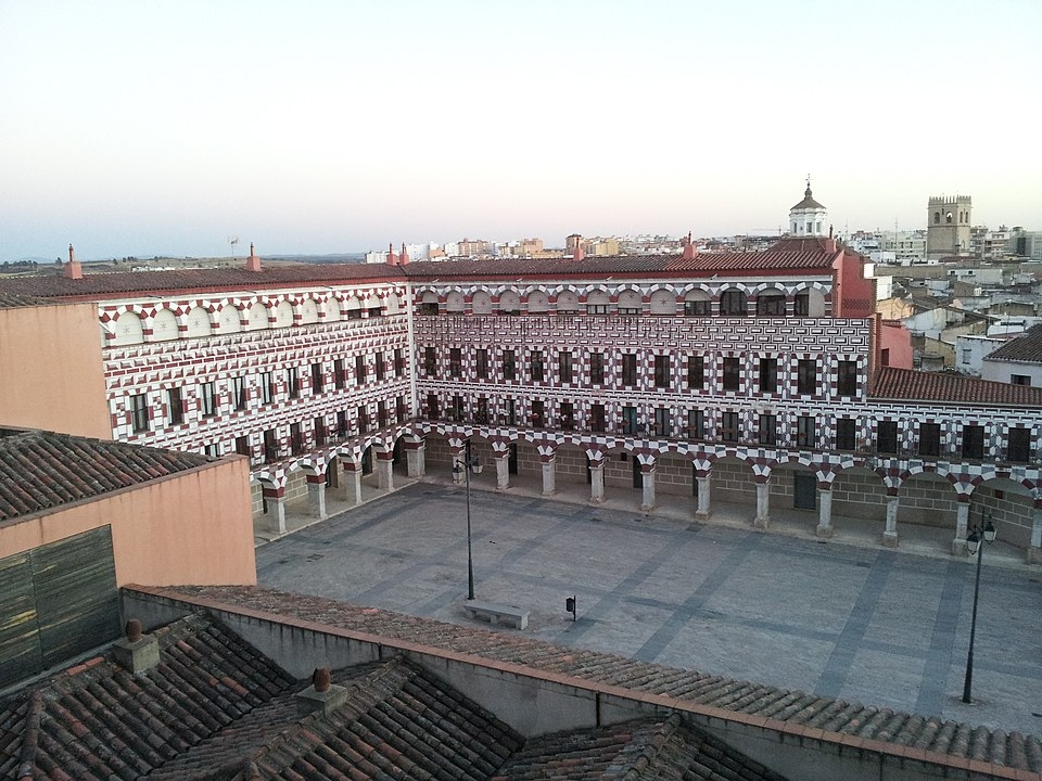 Na cidade de Badajoz, a maior da região da Estremadura, fica a Praça Alta, cuja  arquitetura e estilo de decoração preservam características de sua origem . A cidadela foi construída durante o domínio muçulmano há mais de mil anos.  Reprodução: Flipar