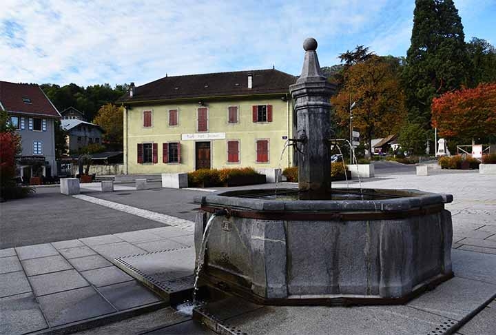 FONTAINE SAINT-JACQUES - Paris - Esta fonte gótica, localizada na Place Saint-Jacques, foi construída no século XVI para fornecer água aos habitantes. É um marco histórico, com esculturas que representam santos e uma rica história.
 Reprodução: Flipar