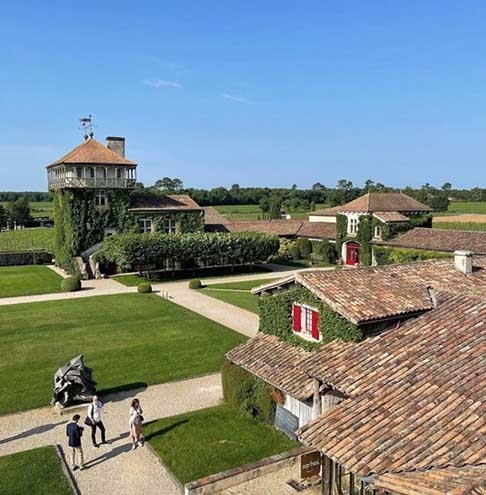 5ª – A vinícola Château Smith Haut Lafitte está localizada na cidade de Bordeaux, na França. Os proprietários conseguiram aliar a produção tradicional às novas tecnologias. No caso, as uvas continuam sendo apanhadas à mão, mas é por meio de um satélite que se tem conhecimento do momento ideal de colheita  Reprodução: Flipar