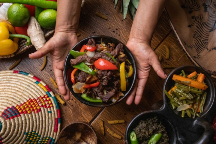 Com uma história milenar e influências de diversas regiões, a gastronomia africana é marcada pela criatividade e pela utilização de ingredientes locais, como cereais, legumes, frutas, carnes e especiarias. Reprodução: Flipar