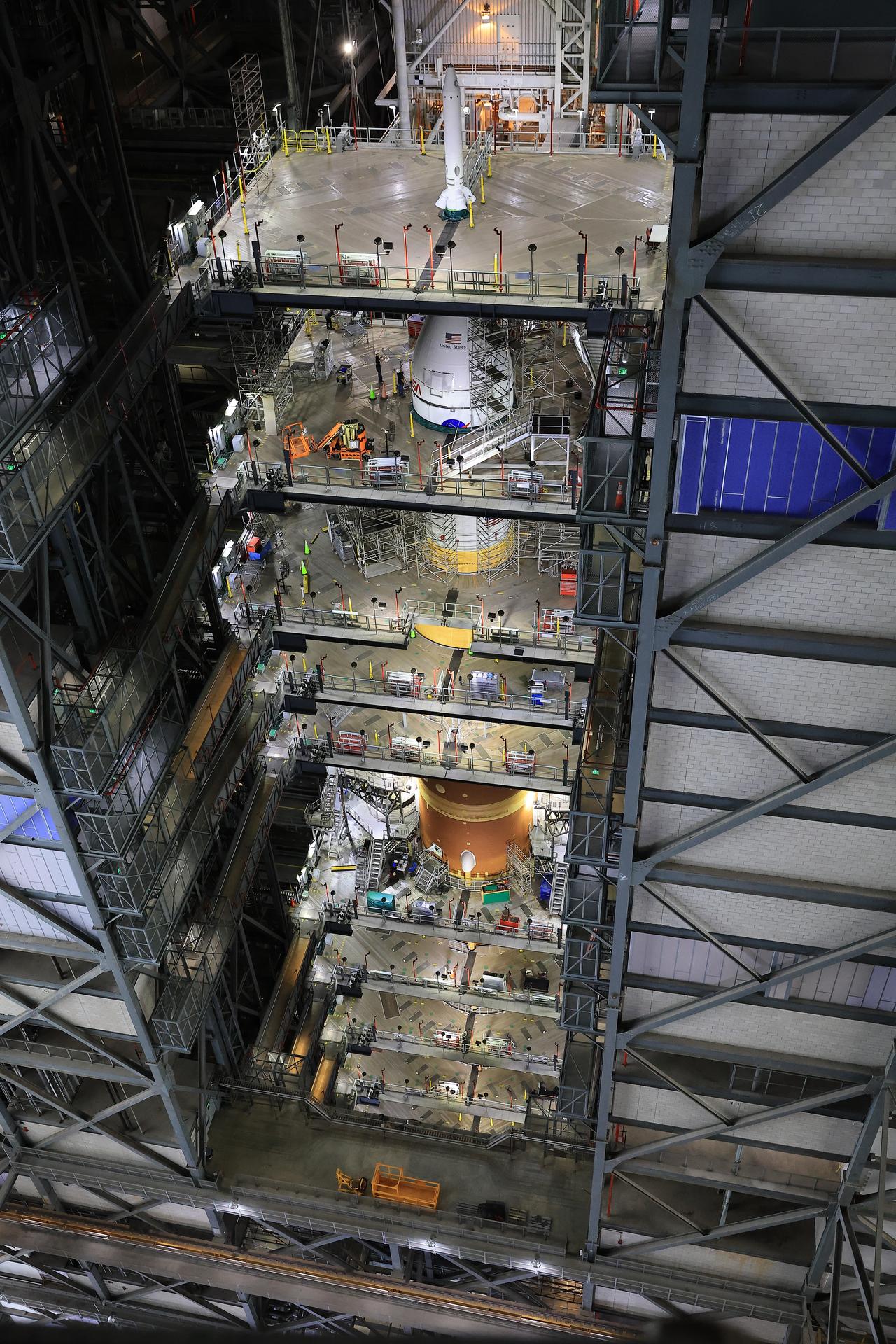 A espaçonave Orion da missão Artemis II já está acoplada ao foguete SLS, pronta para os testes finais antes do lançamento rumo à Lua em 2026.. Foto: NASA/Kim Shiflett