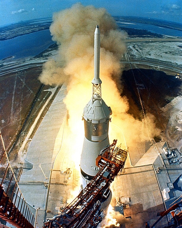 Em 1969, a nave Apollo 11 decolou da Estação Cabo Canaveral, levando os astronautas Neil Armstrong e Buzz Aldrin para a primeira alunissagem humana. Reprodução: Flipar