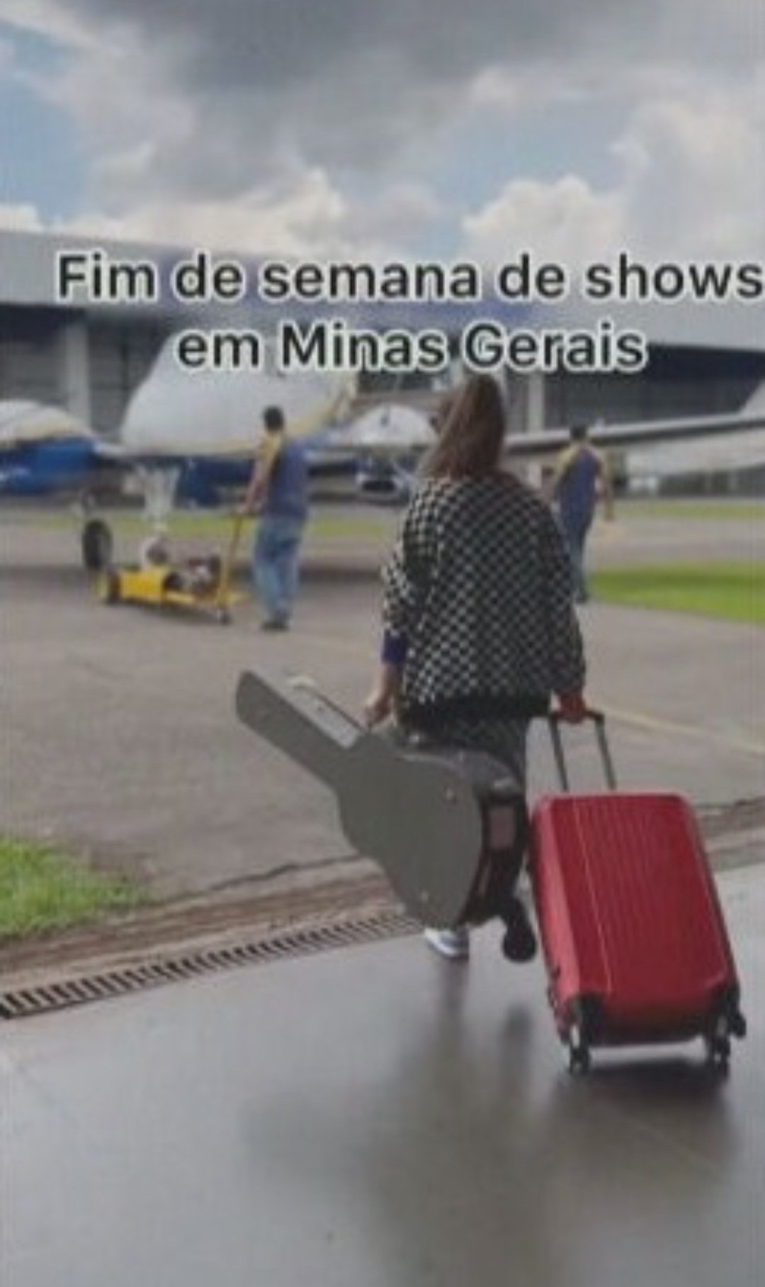 Antes do embarque no avião onde morreria, a cantora postou fotos avisando que estava a caminho de shows em Minas Gerais. 