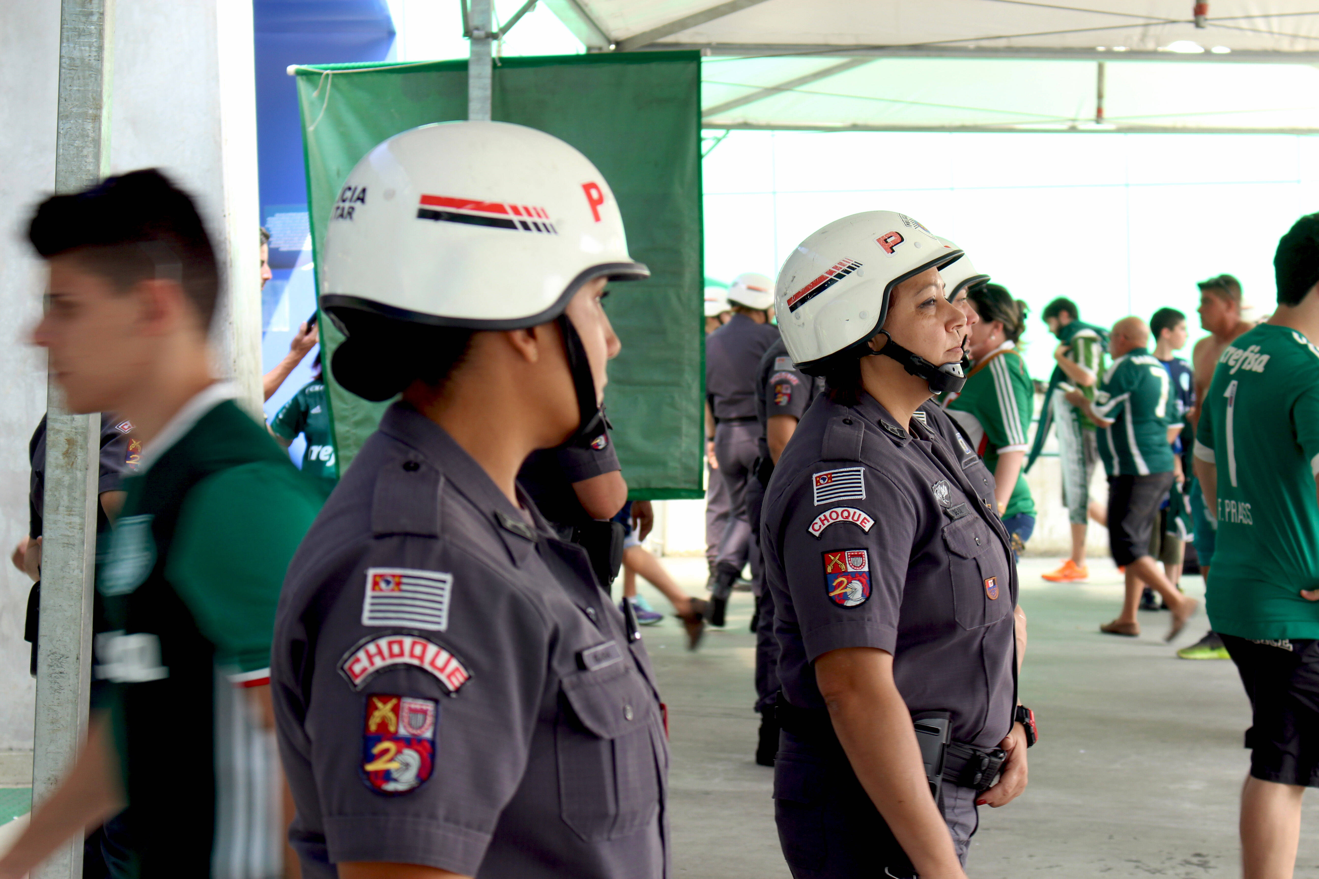 No portão A, o mais movimentado, as policias fazem uma fila atrás dos homens para fazer o trabalho de revista. Em foco, Cabo de Sá. Foto: Aretha Martins