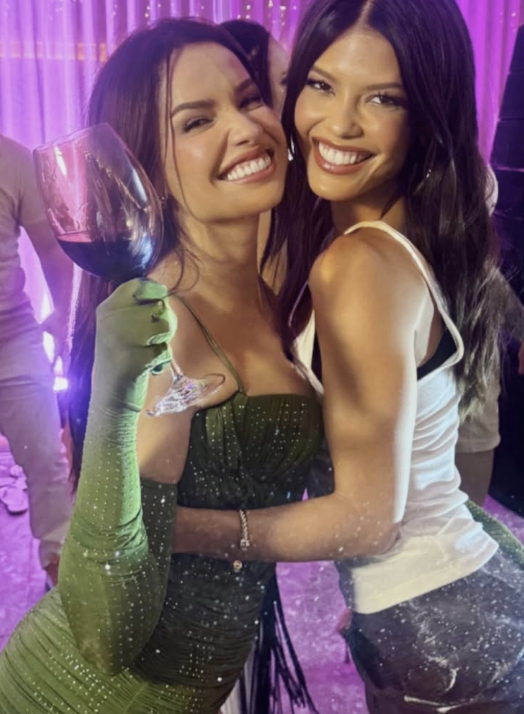 Juliete e amigos em festa de aniversário. Foto: Reprodução/redes sociais