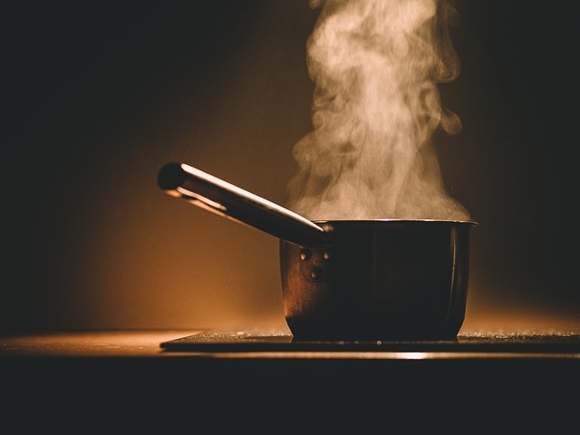 A mandioca branca, a mais comum, deve ser cozida por completo antes de ser consumida para evitar qualquer risco à saúde. Já a mandioca doce, que é menos tóxica, pode ser cozida de forma mais simples, mas, mesmo assim, deve ser preparada com cuidado. Reprodução: Flipar