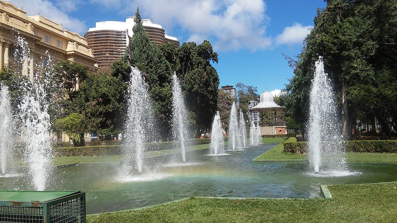 Praça da Liberdade – Belo Horizonte, MG - Criada no final do século XIX, é cercada por prédios históricos e jardins inspirados no paisagismo francês. Hoje, abriga o Circuito Cultural da Praça da Liberdade, reunindo museus e centros culturais. Seu charme clássico e sua importância cultural fazem dela um dos pontos mais belos de BH. Reprodução: Flipar