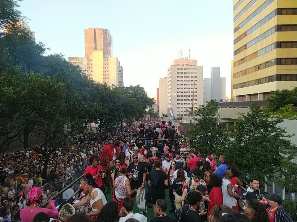 Parada do Orgulho invade a Rua da Consolação próximo ao cemitério homônimo. Foto: Rafael Nascimento/iG
