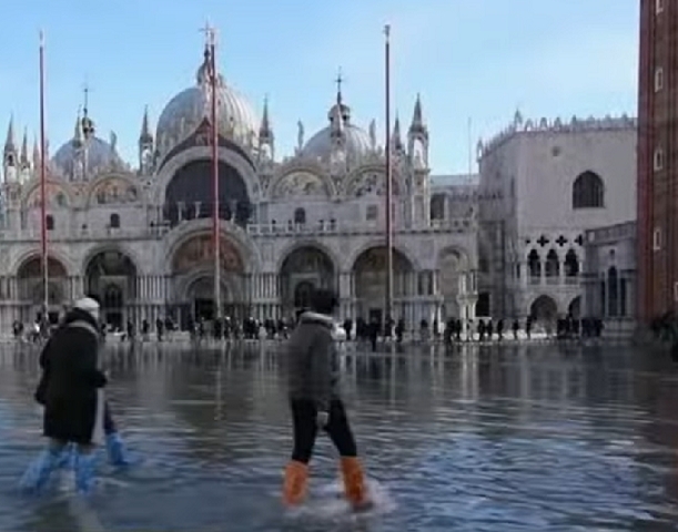 A famosa Piazza San Marco, que é o ponto mais baixo da cidade, ficou alagada, com 15 centímetros de água. Reprodução: Flipar