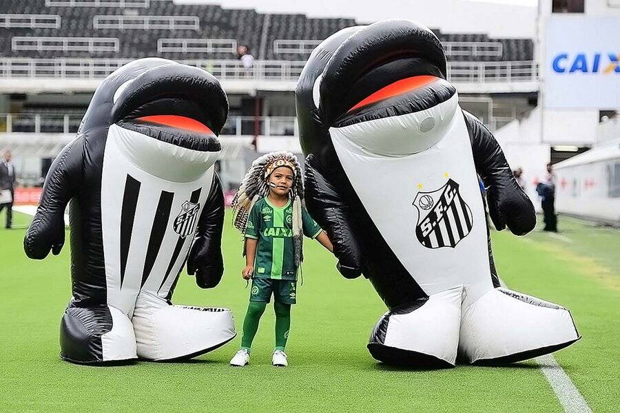 Carlinhos, indiozinho mascote da Chape, foi à Vila Belmiro acompanhar Santos e América-MG. Foto: Reprodução