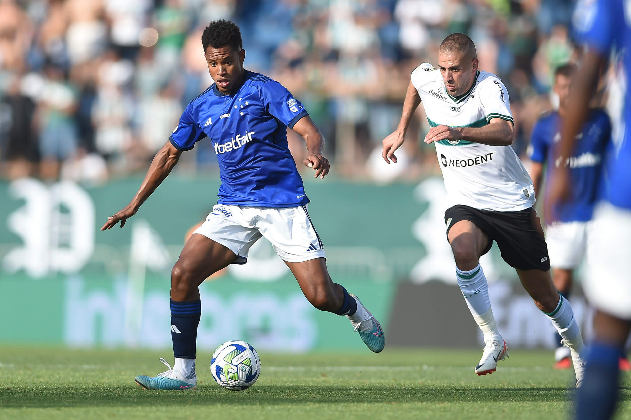 Coritiba x Cruzeiro: briga generalizada entre torcidas interrompe