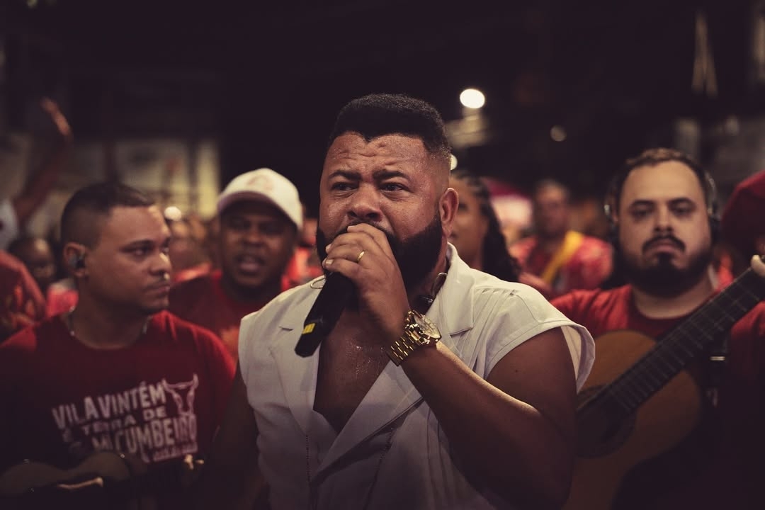 Além disso, também cantou na Imperatriz, Império Serrano e São Clemente. Desde 2023, está à frente do Boi vermelho de Padre Miguel, que retornou ao Grupo Especial e tem a missão de permanecer na elite do Carnaval. Ganhou estandarte em 2008 como intérprete e 2005 como revelação. Reprodução: Flipar