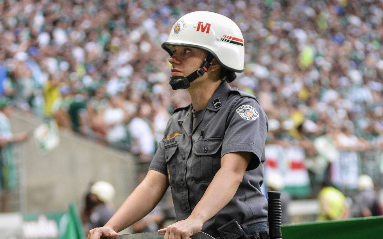 Uma PM fazendo a segurança num jogo de futebol - Segundo Batalhão de Choque - Polícia Militar do Estado de São Paulo. Foto: Major PM Luis Augusto Pacheco Ambar