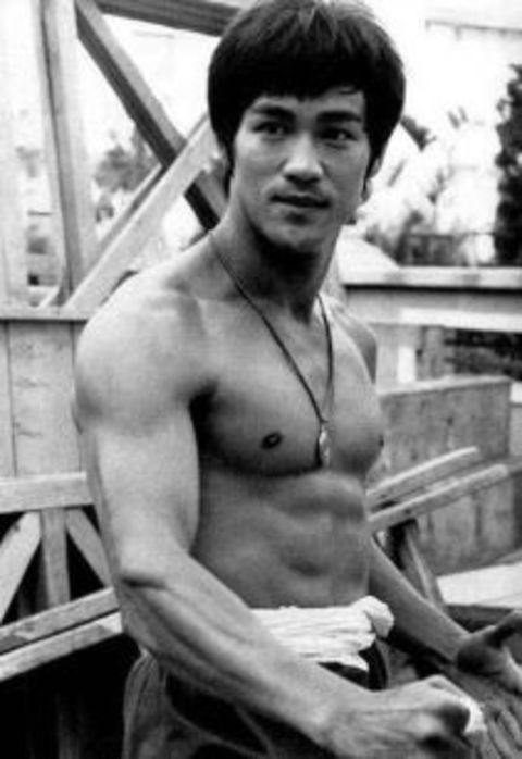 Bruce Lee (1940-1973): Lee estava filmando um filme chamado “Jogo da Morte” em Hong Kong quando morreu. Em 2022, pesquisadores levantaram a hipótese de que a causa de sua morte pode ter sido uma  Reprodução: Flipar