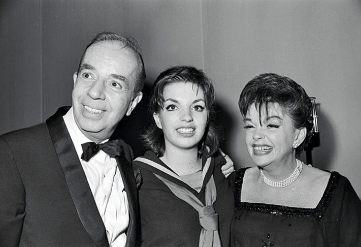 Liza Minnelli começou a carreira menina e se tornou um dos maiores talentos com sua voz e sua interpretação, destacando-se especialmente em musicais. Ela é filha de Judy Garland com o cineasta americano Vincente Minnelli.