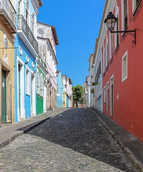 O Pelourinho é um labirinto de ruas de paralelepípedos, praças grandes e prédios coloridos. A arquitetura do bairro é uma mistura de estilos, incluindo barroco, colonial e neoclássico.  Reprodução: Flipar
