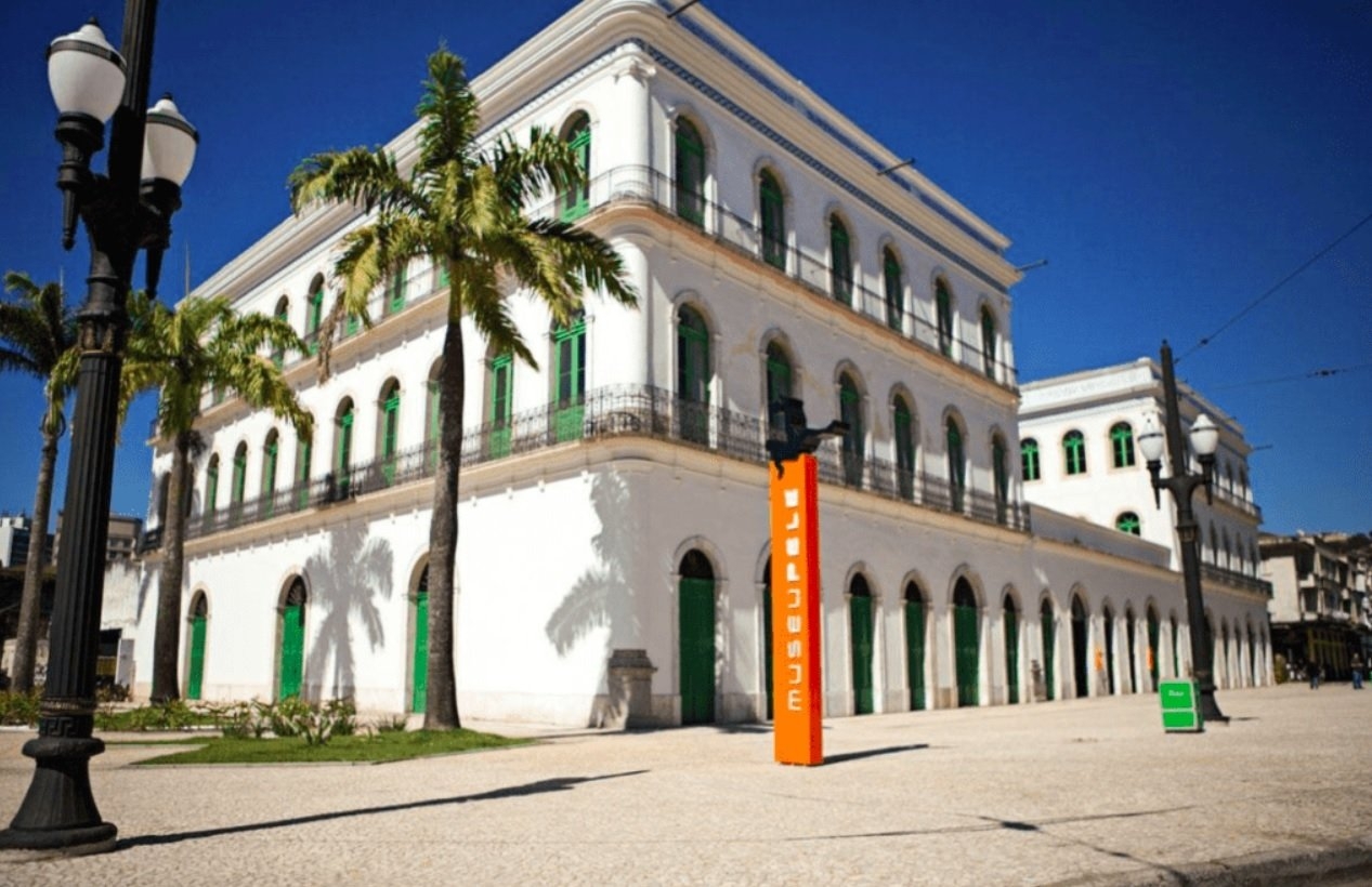 A cidade também ostenta um rico patrimônio histórico, com construções como o Museu Pelé (foto), a Bolsa Oficial de Café e o Outeiro de Santa Catarina. Reprodução: Flipar