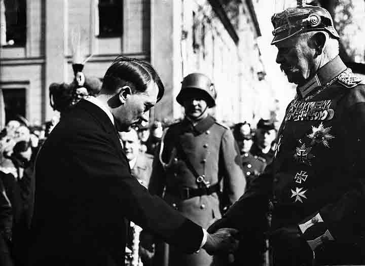 O termo aparece em um contexto de guerra e destruição vindo da Europa Central. Hitler conduziu o mundo à guerra, instituiu o terror do Holocausto e caiu em 1945. Para os seguidores de Nostradamus, a semelhança é perturbadora demais para ser apenas coincidência. Reprodução: Flipar