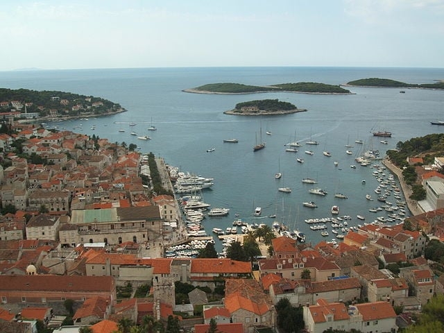 Hvar - É uma ilha que atrai milhares de visitantes no verão. Uma das principais estâncias na estação mais quente do ano. E também tem muralhas antigas (século 13).   Reprodução: Flipar