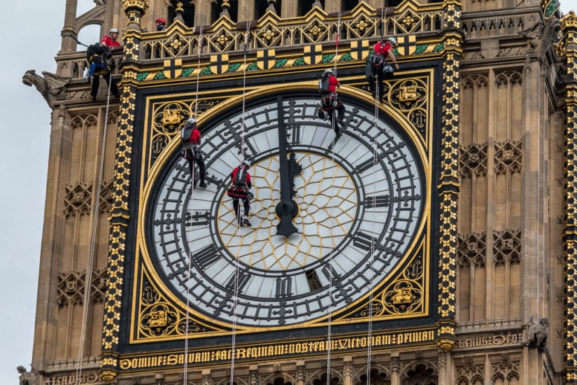 #15- Em algumas ocasiões especiais ou durante reparos e manutenção, o sino Big Ben pode ser temporariamente silenciado. Isso ocorre para proteger a audição dos trabalhadores que estão realizando atividades de manutenção na torre. Reprodução: Flipar