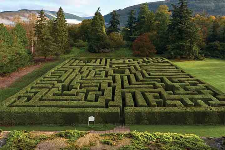 O Labirinto de Traquair House está situado nas traseiras da casa onde originalmente foi construído um jardim do século XVIII na Escócia. As paredes do terraço proporcionam um ponto de vista do circuito projetado por um artesão de Traquair, John Schofield. O labirinto tem um layout intrigante, sem becos sem saída. Reprodução: Flipar