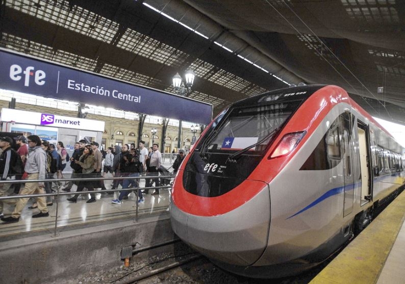 O Chile inaugurou em janeiro de 2024 uma rota ferroviária que é a mais rápida da América do Sul. O trem de alta velocidade alcança 160 km/h e começou a circular no dia 16. 