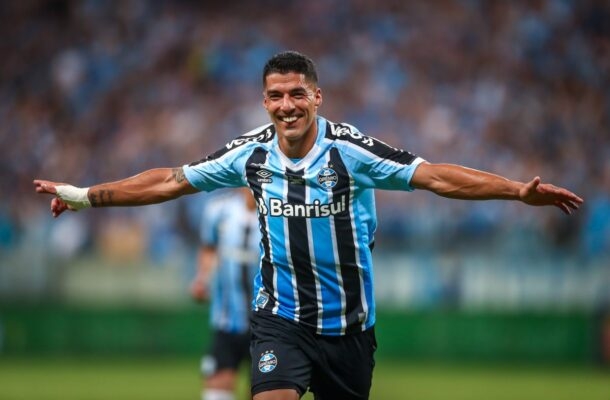 Suárez - Gênio que é, fez partida genial e botou o jogo no bolso. Fez três gols e conduziu o Grêmio a uma virada que jamais será esquecida - NOTA 10,0 - Foto: Lucas Uebel/Grêmio