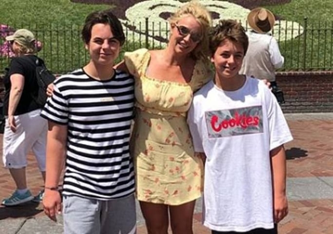 Ao contrário da mãe, os dois adolescentes preferem levar uma vida mais discreta. Em março, ela falou que eles não precisam mais dela (mas não especificou se foi financeira ou carinhosamente). Britney revelou ainda que eles pediram para ela não postar mais fotos com os filhos.  Reprodução: Flipar