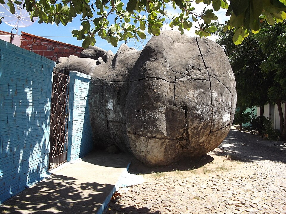 A cabeça passou anos na rua e foi até pichada.  Moradores e devotos celebraram esse marco histórico, registrado em vídeo nas redes sociais, que também promete impulsionar o turismo religioso na região.  Reprodução: Flipar