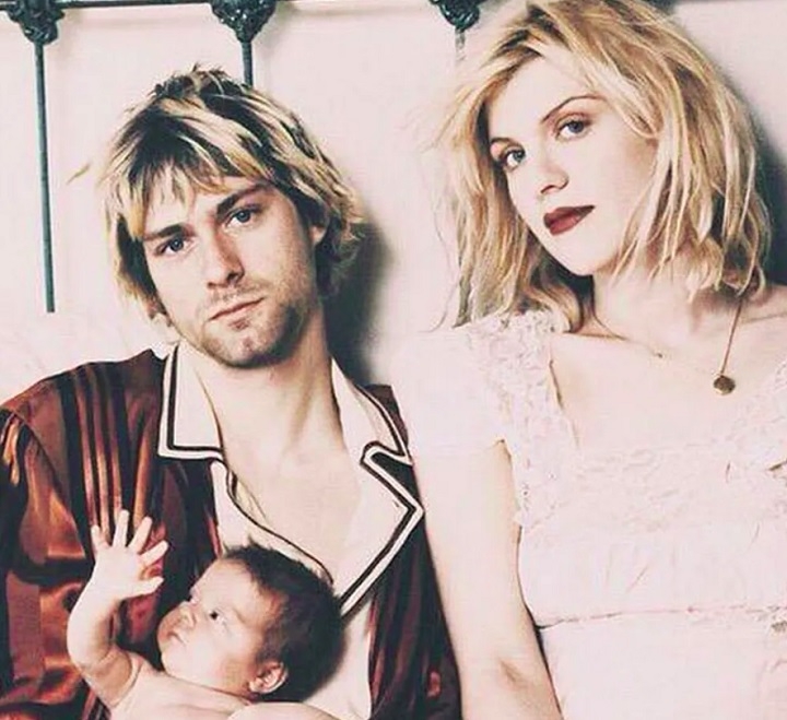 Em 1992, Cobain se casou com a cantora Courtney Love, vocalista da banda Hole. O relacionamento, frequentemente tumultuado e marcado por problemas com drogas, foi alvo de grande atenção da mídia. No mesmo ano, eles tiveram uma filha: Frances Bean Cobain. Reprodução: Flipar