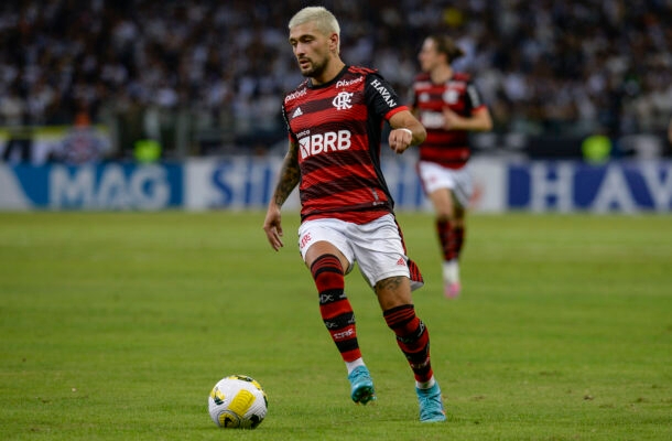 Em caso de nova conquista com o Rubro-Negro, o meio-campista uruguaio igualará os ex-jogadores Roger Machado e Zinho no topo de atletas que mais venceram o torneio: quatro vezes. - Foto: Marcelo Cortes/Flamengo