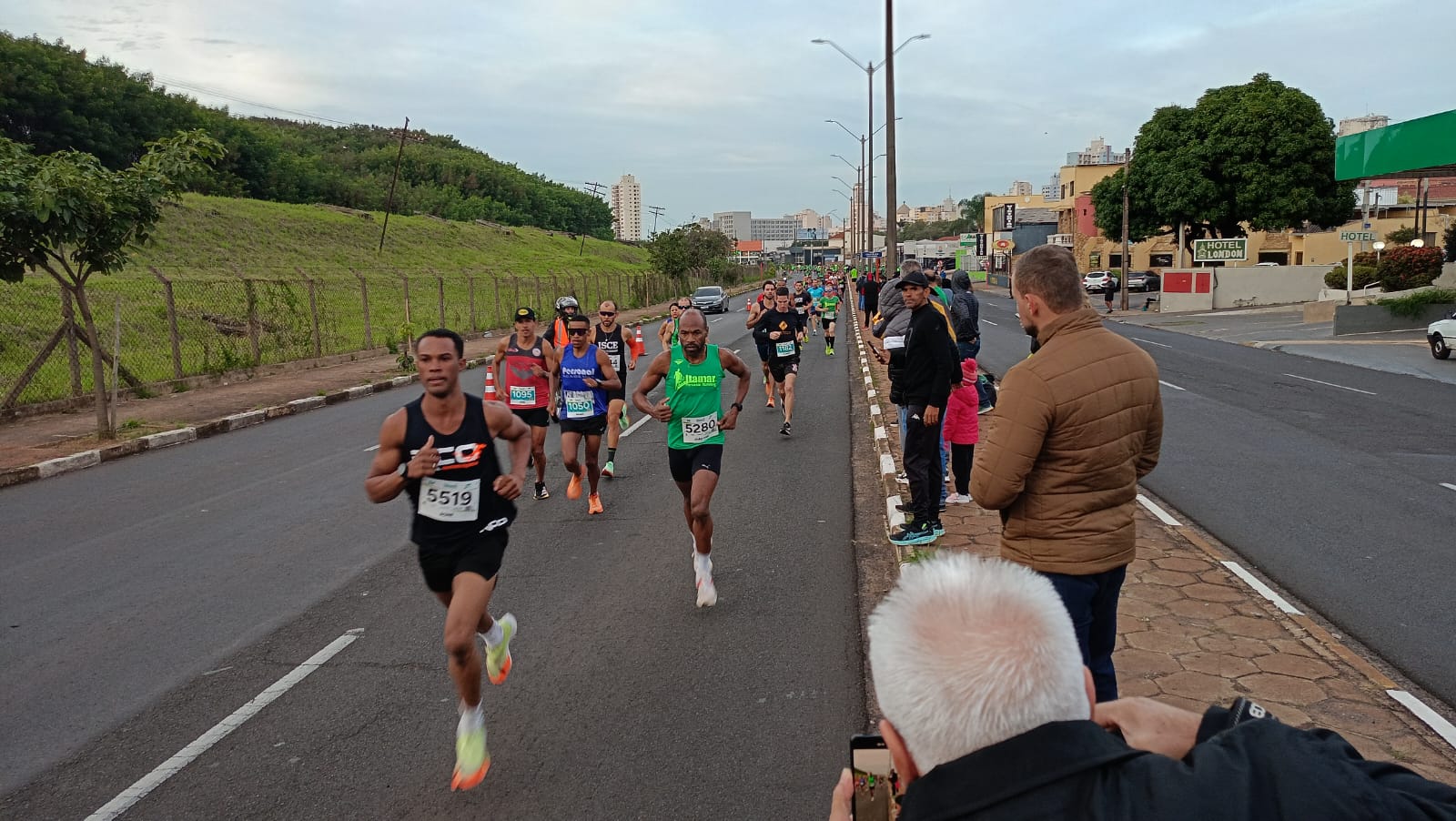 Grupo da corrida na Via Expressa. Foto: Marcia Bessa Martins/iG