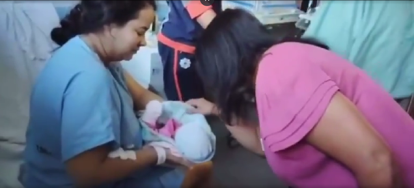 Família observa bebê Reprodução