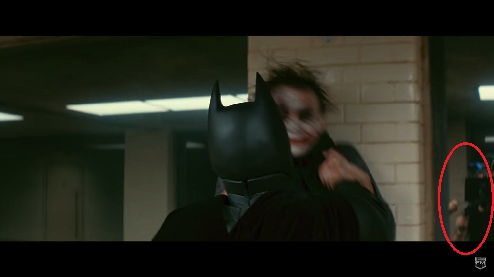 Câmera em “O Cavaleiro das Trevas” (2008): Na famosa cena em que o Batman interroga o Coringa, assim que ele joga o vilão contra a parede, o operador de câmera aparece por um breve momento no espelho. Que falha! Reprodução: Flipar